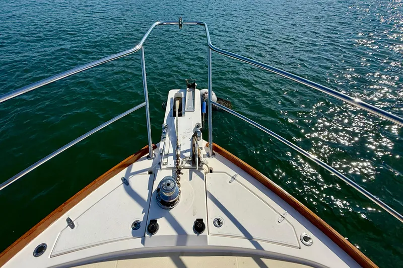 Slide: The Image of Bow view of 2006 Sabre 42 Sedan on sparkling water. - 10