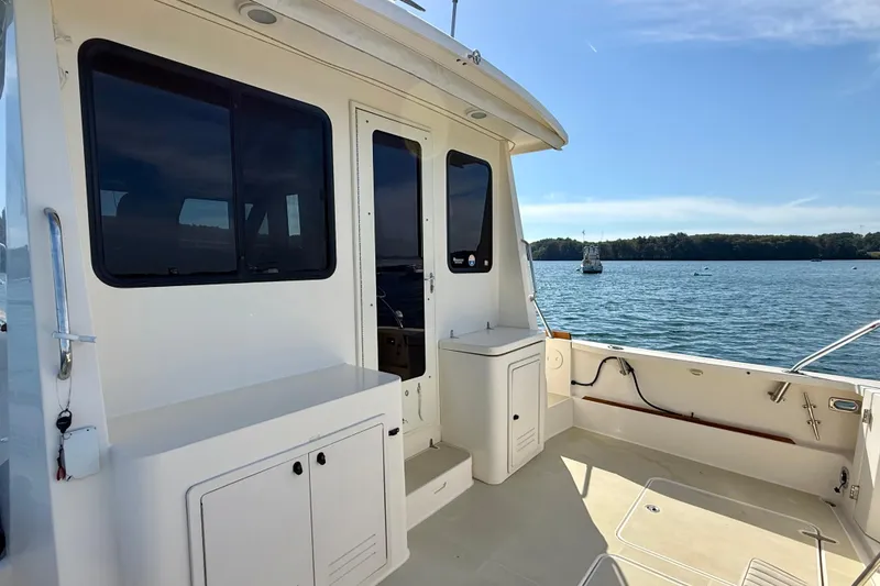 Slide: The Image of 2006 Sabre 42 Sedan yacht deck with ocean view and clear sky. - 23