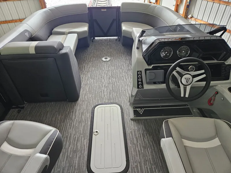 Slide: The Image of Viaggio LAGO X 22S TRITOON 2026 - 10