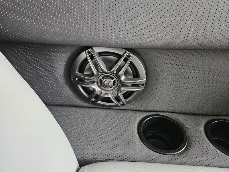 Slide: The Image of Viaggio LAGO X 22S TRITOON 2026 - 11