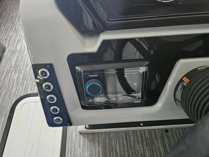 Slide: The Image of Viaggio LAGO X 22S TRITOON 2026 - 13