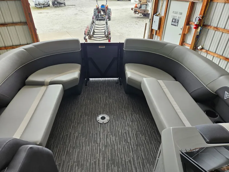 Slide: The Image of Viaggio LAGO X 22S TRITOON 2026 - 15