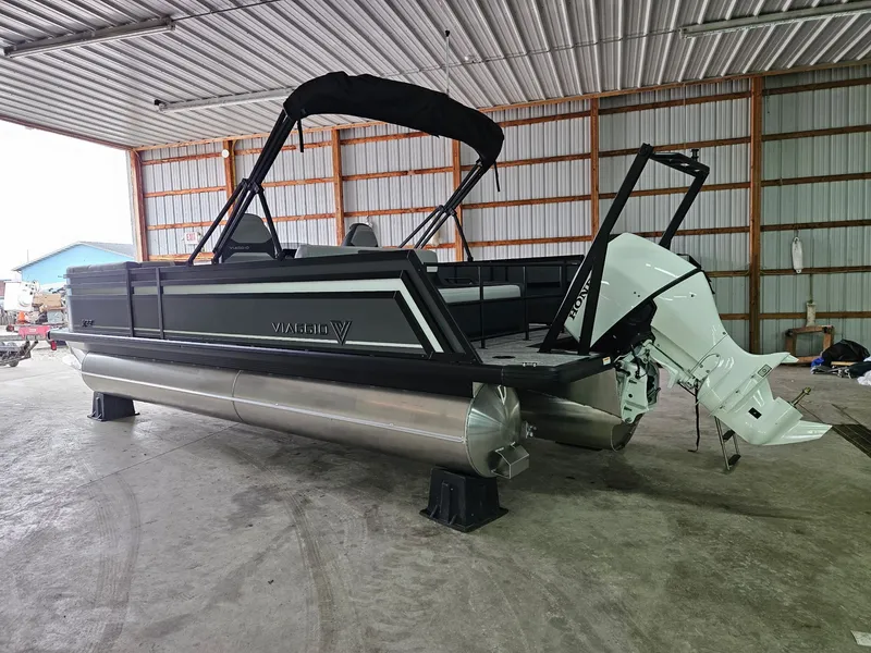 Slide: The Image of Viaggio LAGO X 22S TRITOON 2026 - 2