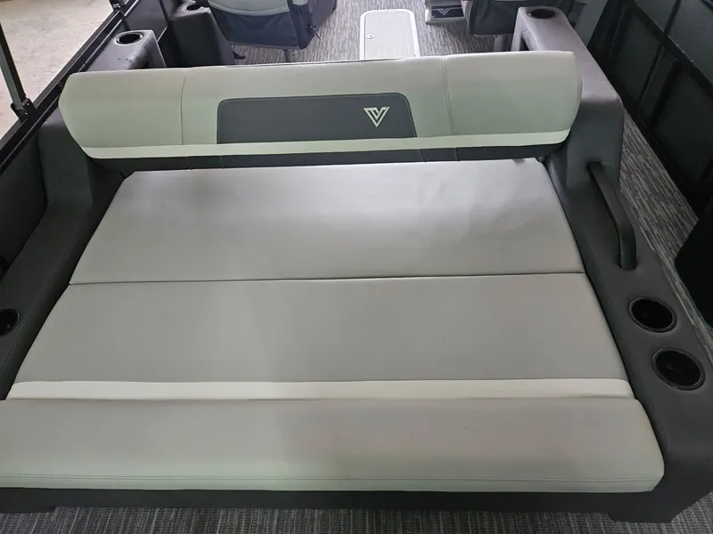 Slide: The Image of Viaggio LAGO X 22S TRITOON 2026 - 8