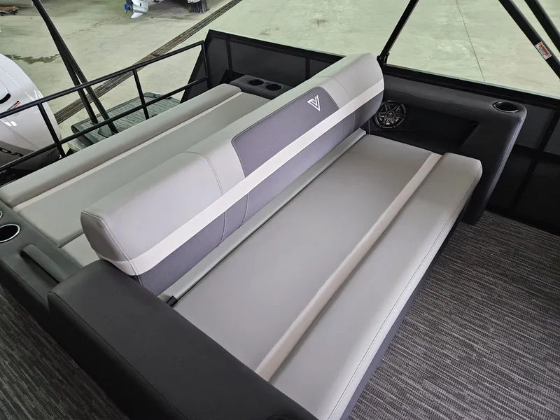 Slide: The Image of Viaggio LAGO X 22S TRITOON 2026 - 9