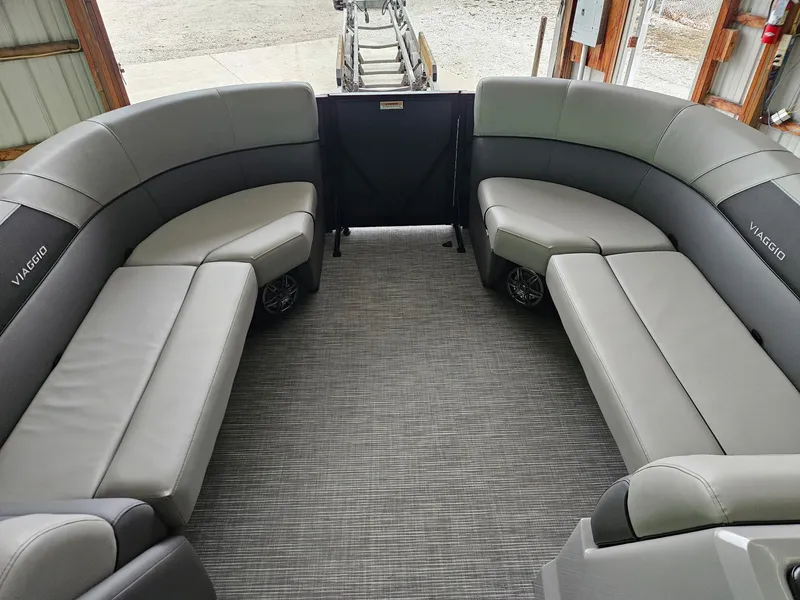 Slide: The Image of Viaggio Lago V 22U Tritoon 2026 - 12