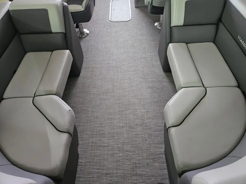 Slide: The Image of Viaggio Lago V 22U Tritoon 2026 - 8