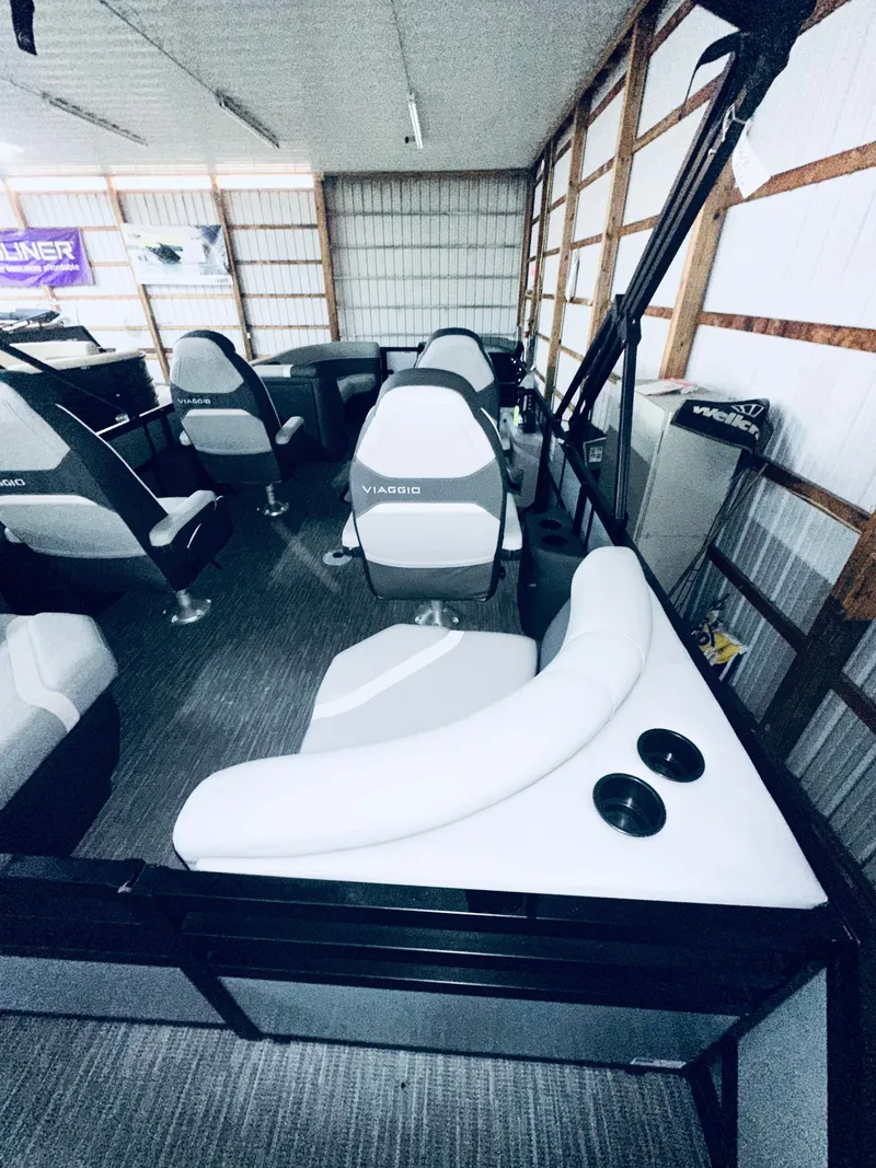 Slide: The Image of Viaggio LAGO X 22Q TRITOON 2026 - 10