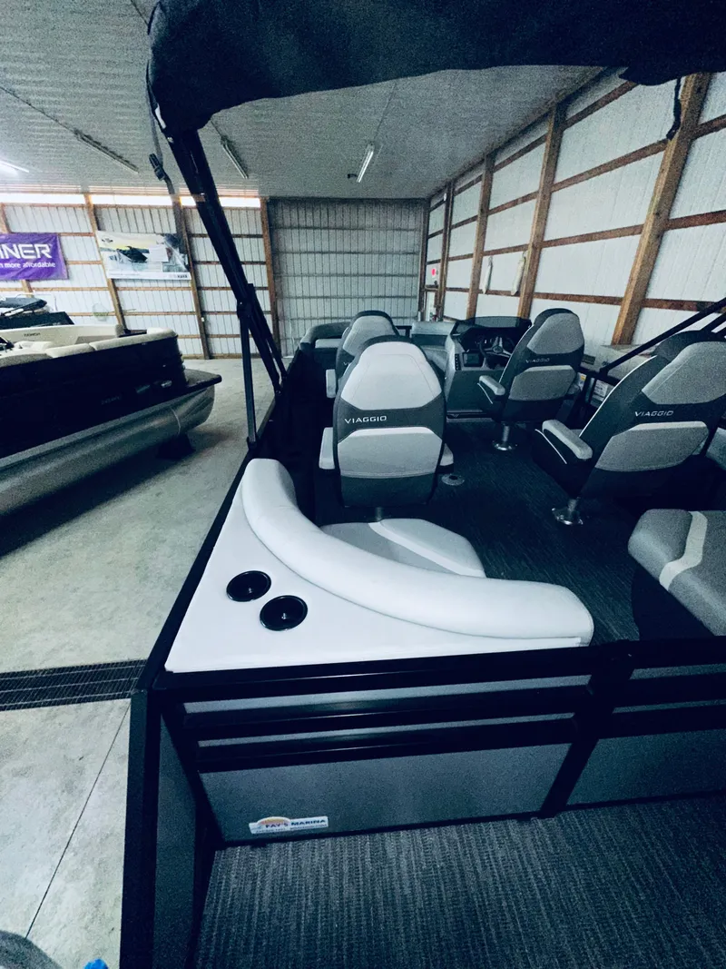 Slide: The Image of Viaggio LAGO X 22Q TRITOON 2026 - 11