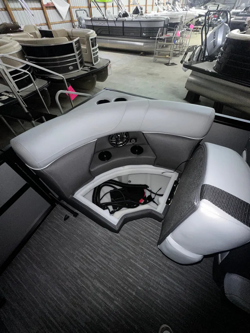 Slide: The Image of Viaggio LAGO X 22Q TRITOON 2026 - 12