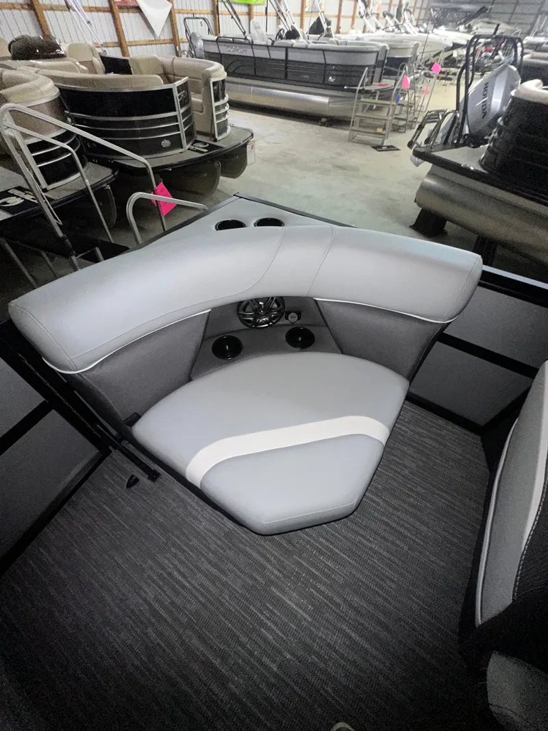 Slide: The Image of Viaggio LAGO X 22Q TRITOON 2026 - 13