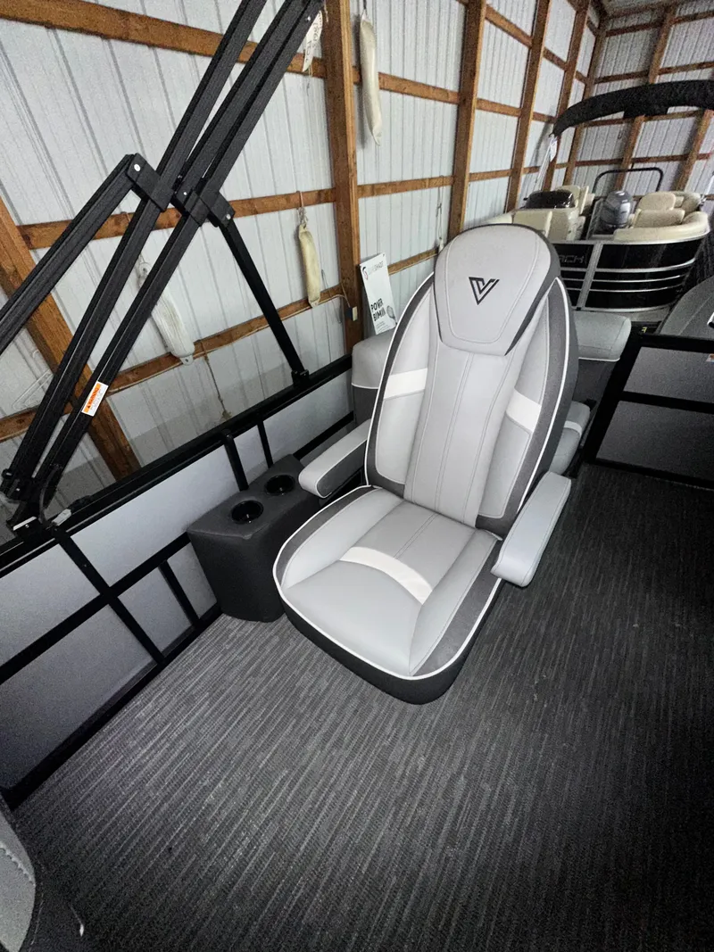 Slide: The Image of Viaggio LAGO X 22Q TRITOON 2026 - 16