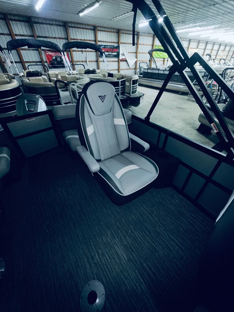 Slide: The Image of Viaggio LAGO X 22Q TRITOON 2026 - 17