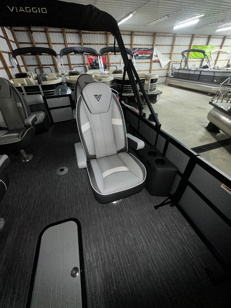 Slide: The Image of Viaggio LAGO X 22Q TRITOON 2026 - 18