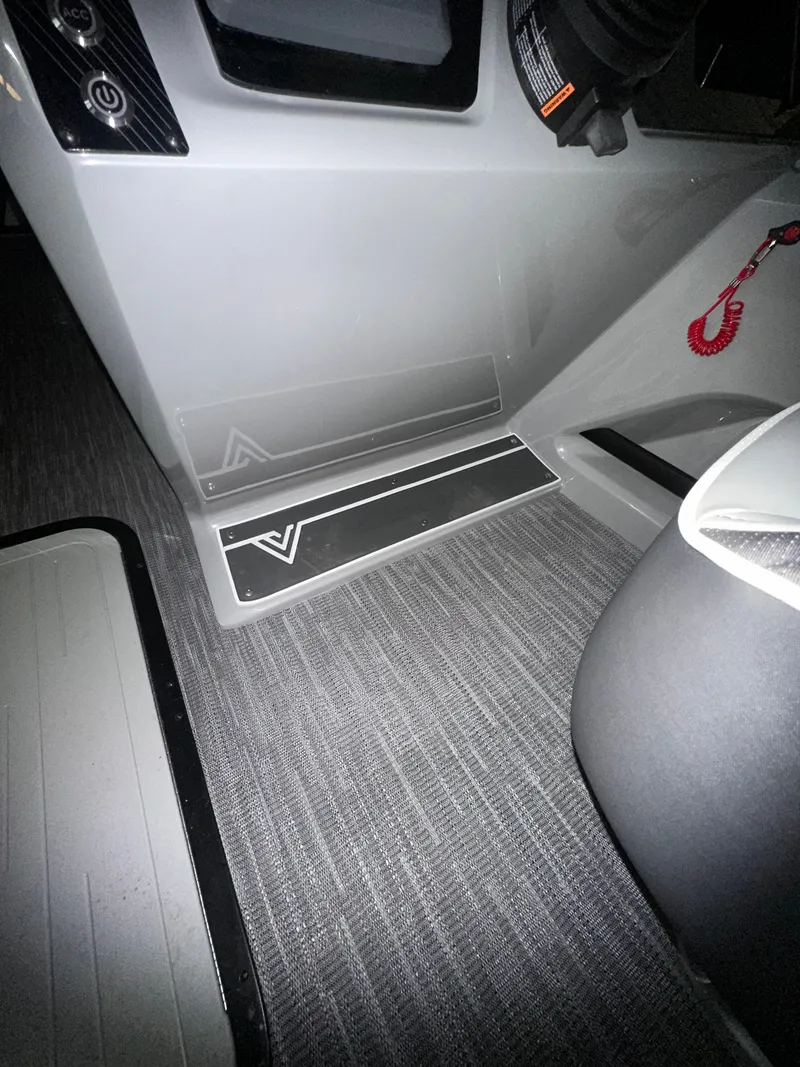 Slide: The Image of Viaggio LAGO X 22Q TRITOON 2026 - 21