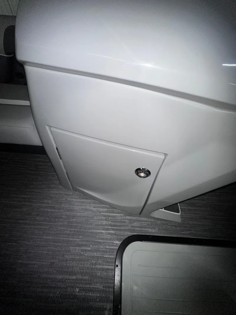 Slide: The Image of Viaggio LAGO X 22Q TRITOON 2026 - 24