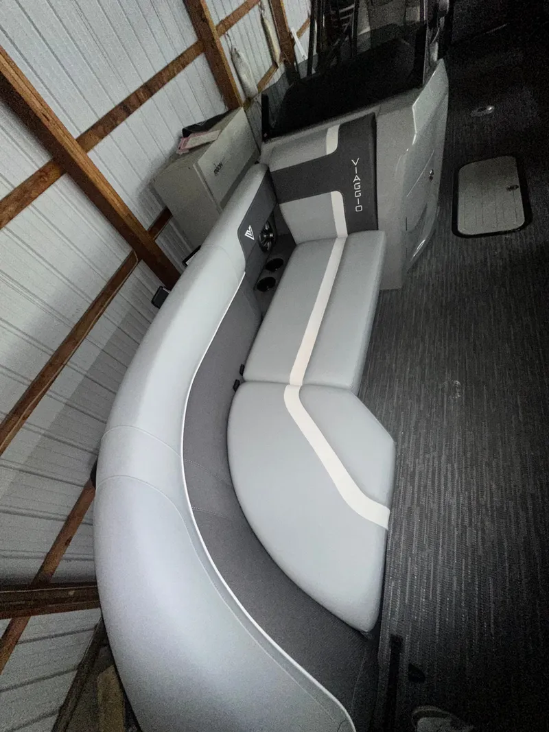 Slide: The Image of Viaggio LAGO X 22Q TRITOON 2026 - 25