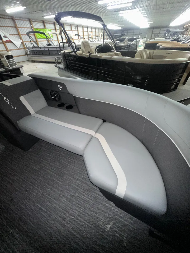 Slide: The Image of Viaggio LAGO X 22Q TRITOON 2026 - 28