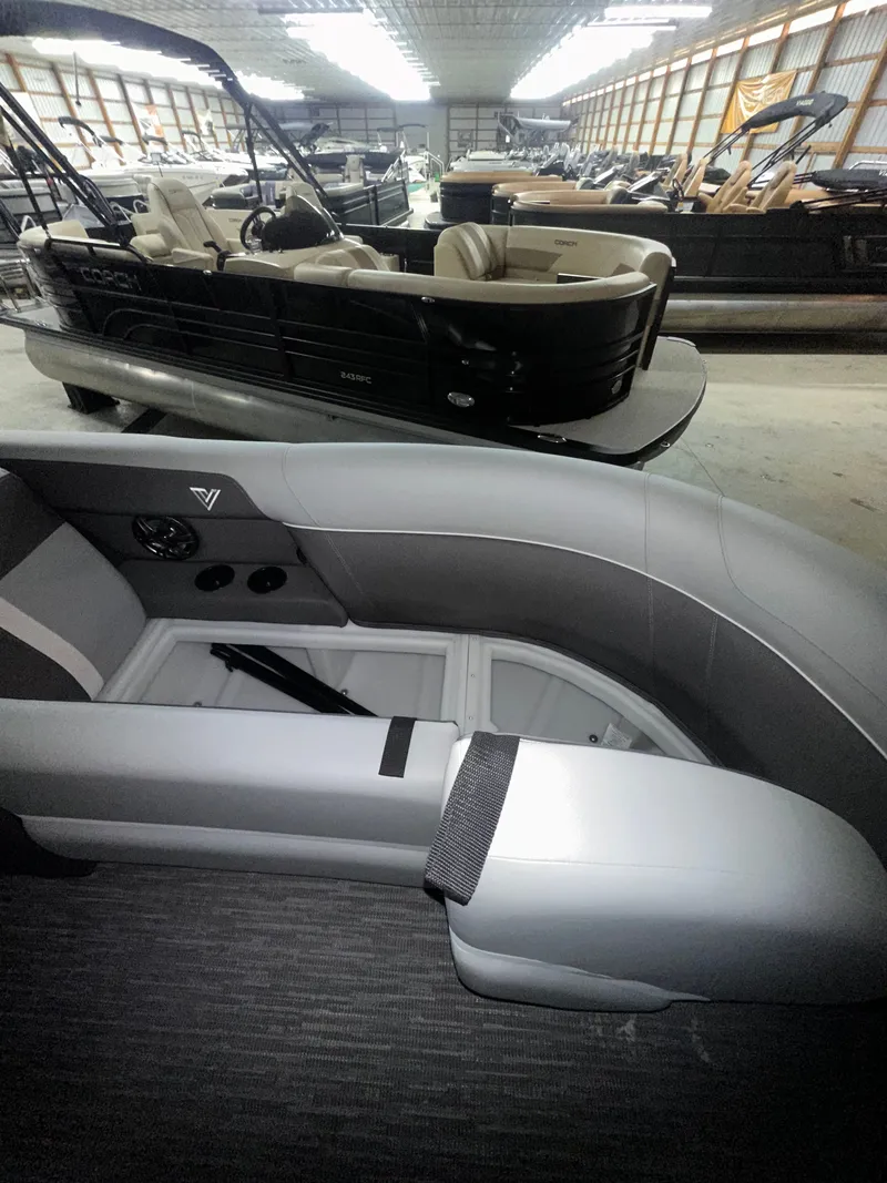 Slide: The Image of Viaggio LAGO X 22Q TRITOON 2026 - 29