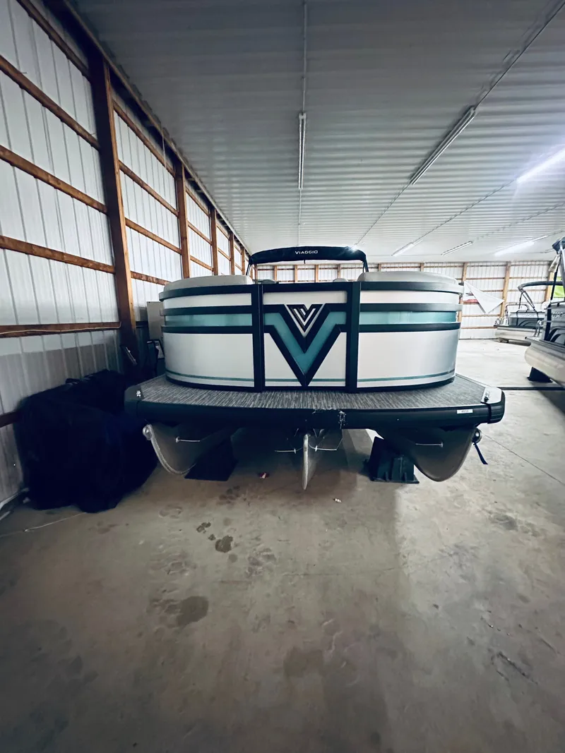 Slide: The Image of Viaggio LAGO X 22Q TRITOON 2026 - 3