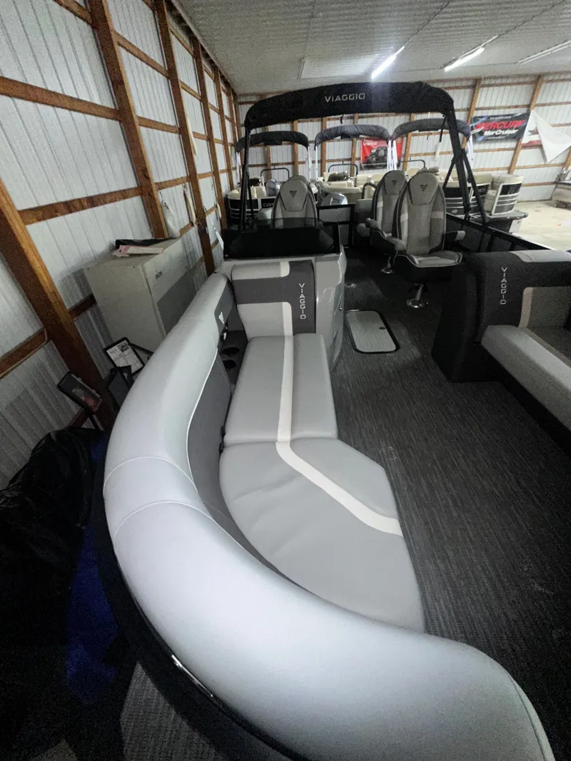 Slide: The Image of Viaggio LAGO X 22Q TRITOON 2026 - 31