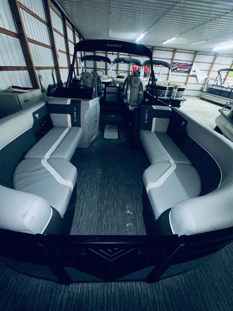 Slide: The Image of Viaggio LAGO X 22Q TRITOON 2026 - 32