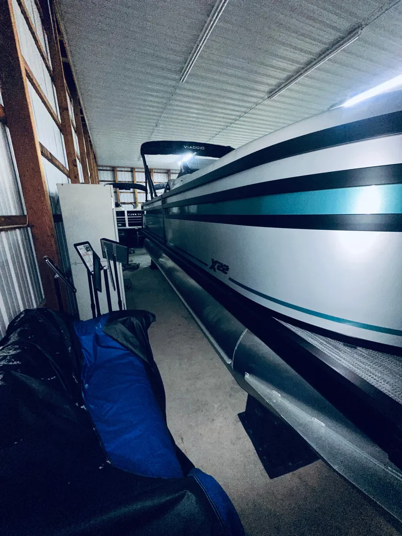 Slide: The Image of Viaggio LAGO X 22Q TRITOON 2026 - 4