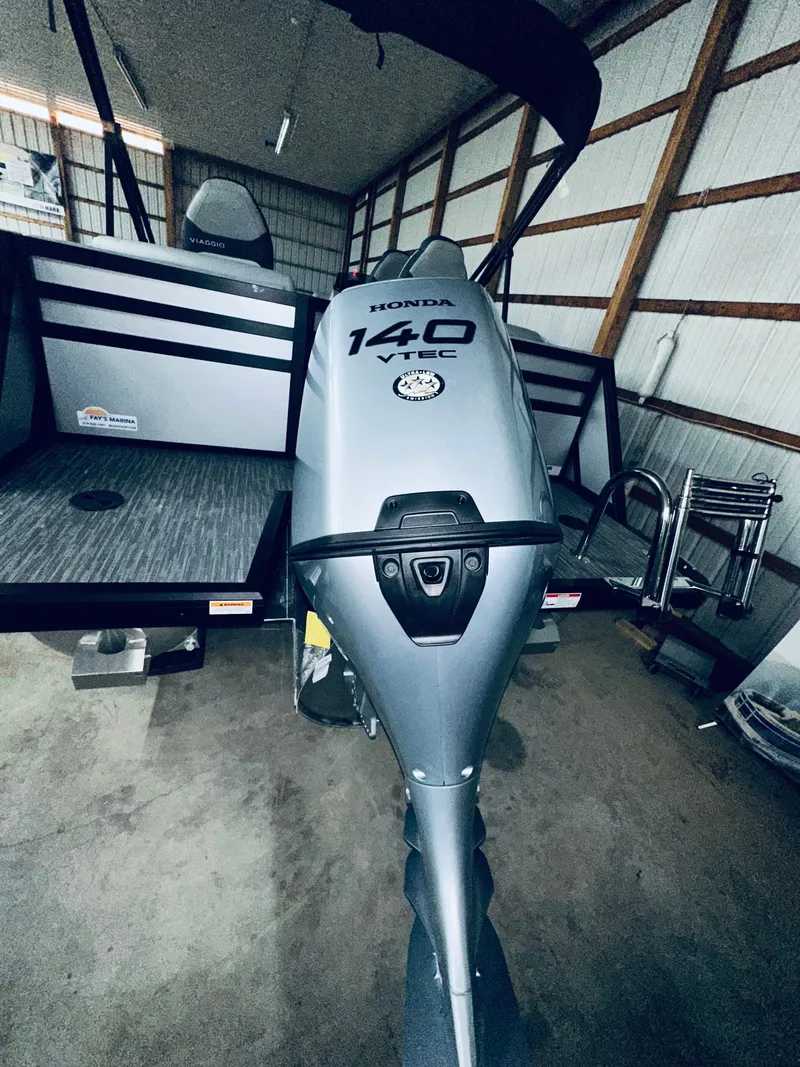 Slide: The Image of Viaggio LAGO X 22Q TRITOON 2026 - 6