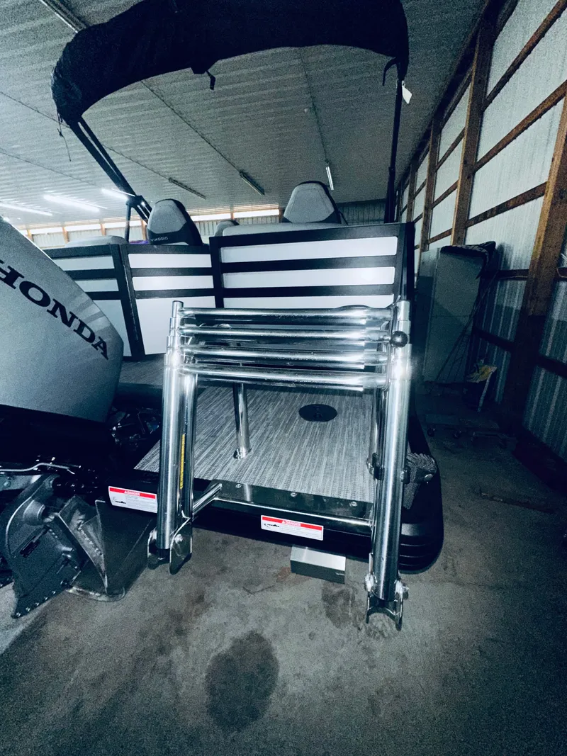 Slide: The Image of Viaggio LAGO X 22Q TRITOON 2026 - 7