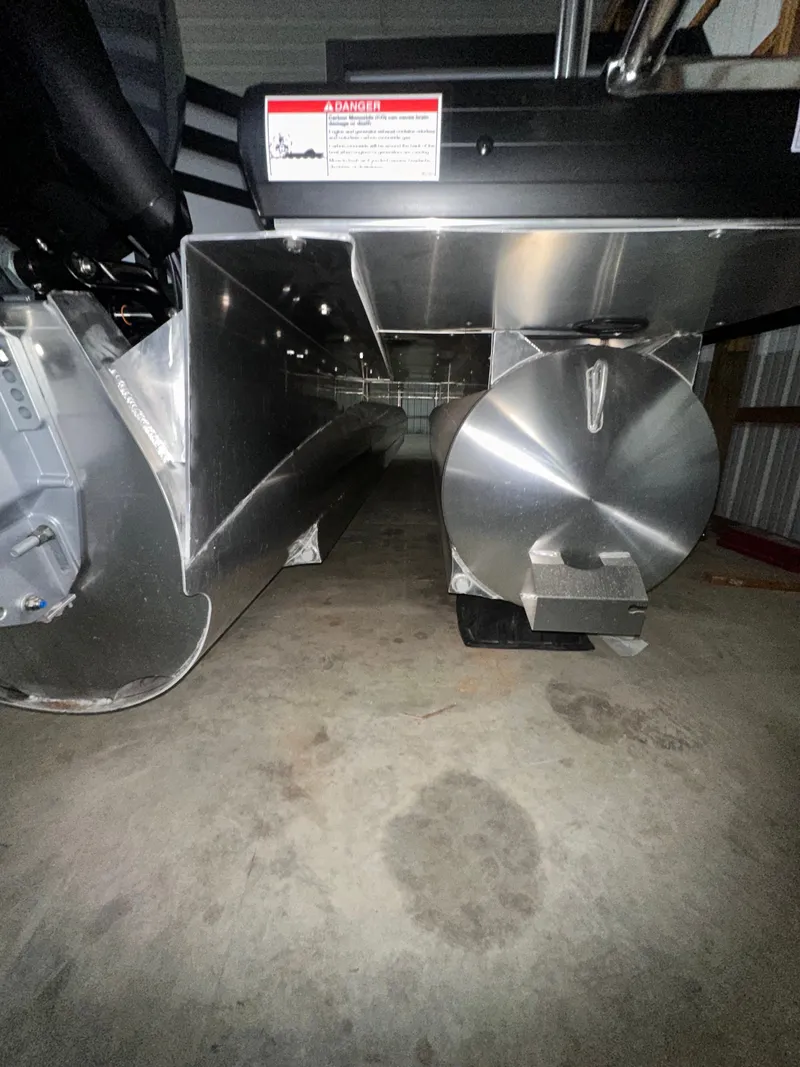 Slide: The Image of Viaggio LAGO X 22Q TRITOON 2026 - 9