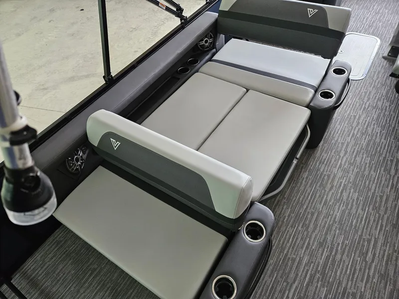 Slide: The Image of Viaggio LAGO X 22D TRITOON 2026 - 10