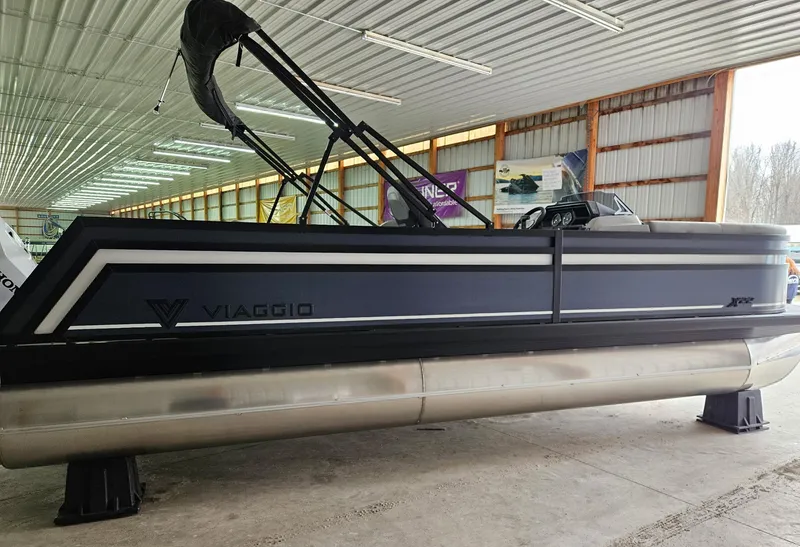 Slide: The Image of Viaggio LAGO X 22D TRITOON 2026 - 4