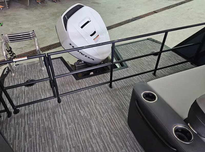 Slide: The Image of Viaggio LAGO X 22D TRITOON 2026 - 9