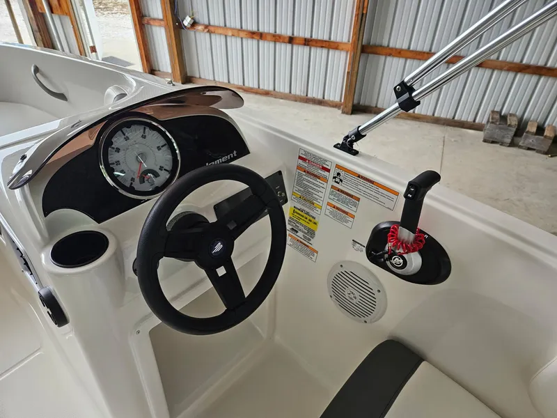 Slide: The Image of Bayliner ELEMENT E16LE 2025 - 11