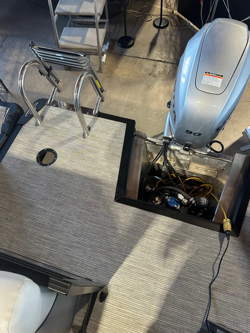 Slide: The Image of Viaggio LAGO V 20U 2025 - 4