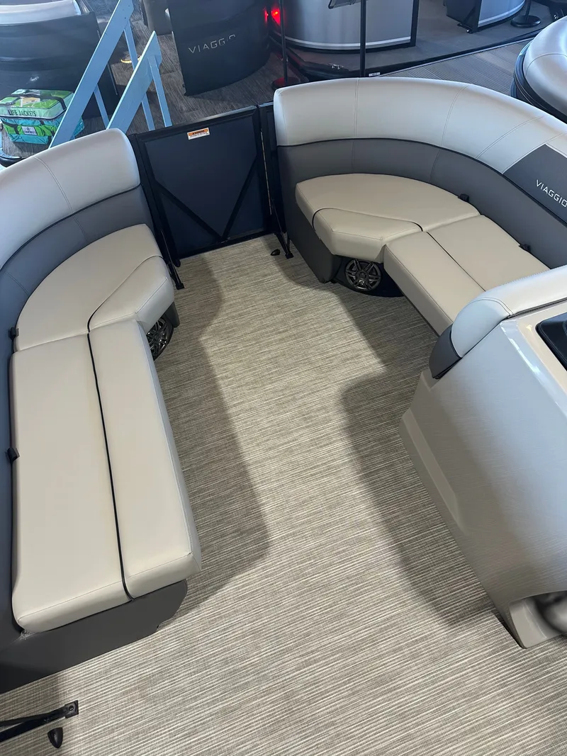 Slide: The Image of Viaggio LAGO V 20U 2025 - 6