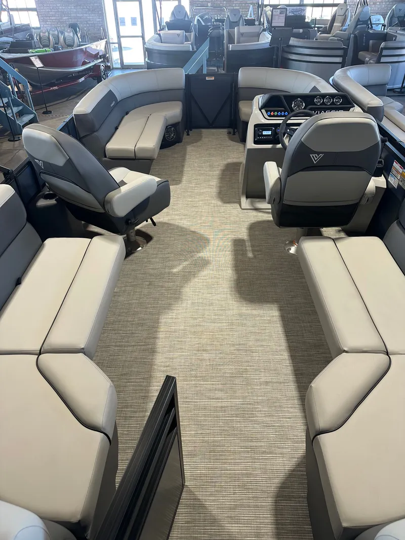 Slide: The Image of Viaggio LAGO V 20U 2025 - 8