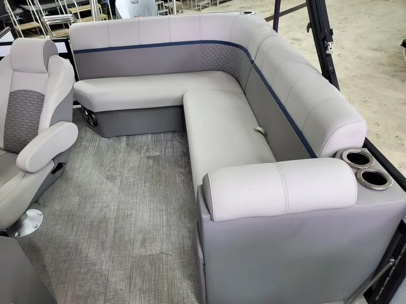 Slide: The Image of Qwest 820 E LANAI LTZ TT2 2023 - 10