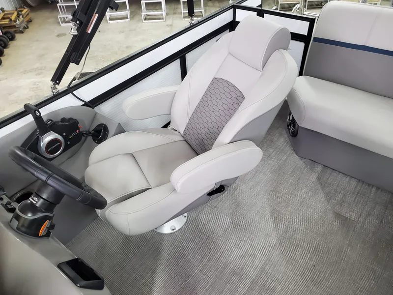 Slide: The Image of Qwest 820 E LANAI LTZ TT2 2023 - 11