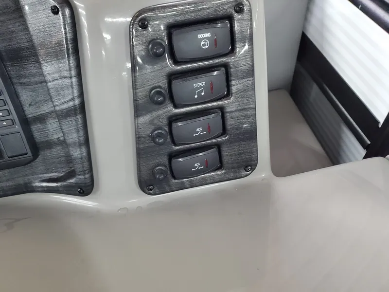 Slide: The Image of Qwest 820 E LANAI LTZ TT2 2023 - 16