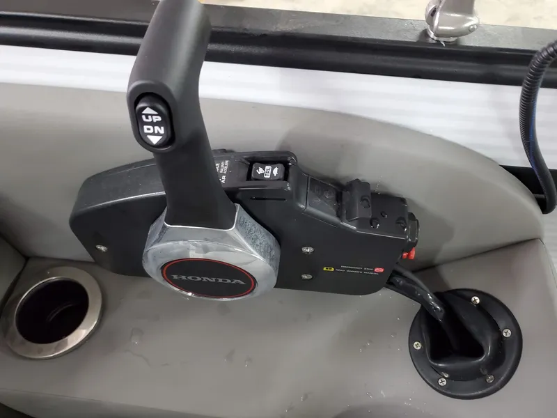 Slide: The Image of Qwest 820 E LANAI LTZ TT2 2023 - 17