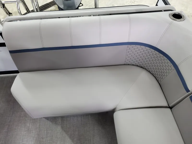 Slide: The Image of Qwest 820 E LANAI LTZ TT2 2023 - 23