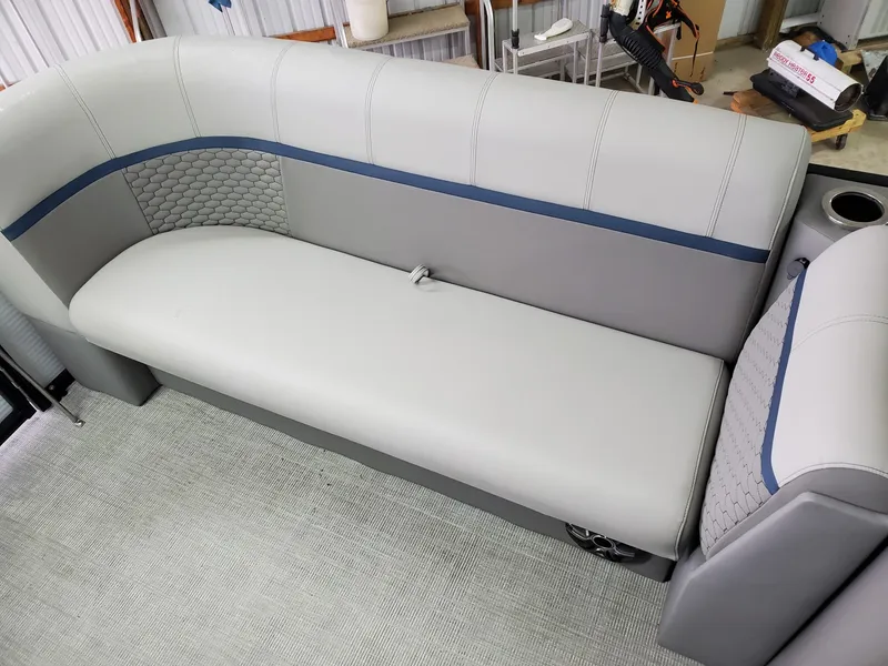 Slide: The Image of Qwest 820 E LANAI LTZ TT2 2023 - 8