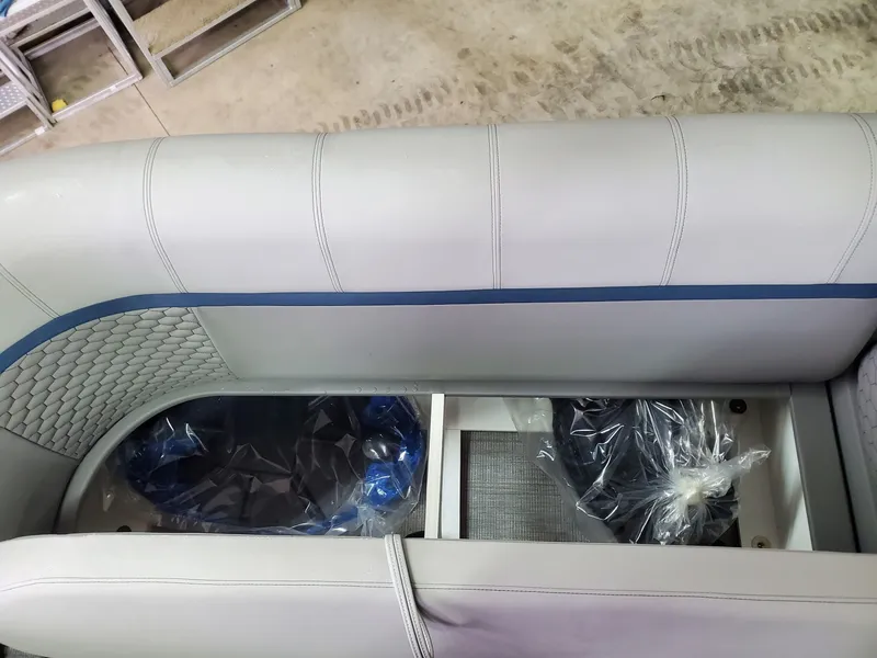 Slide: The Image of Qwest 820 E LANAI LTZ TT2 2023 - 9