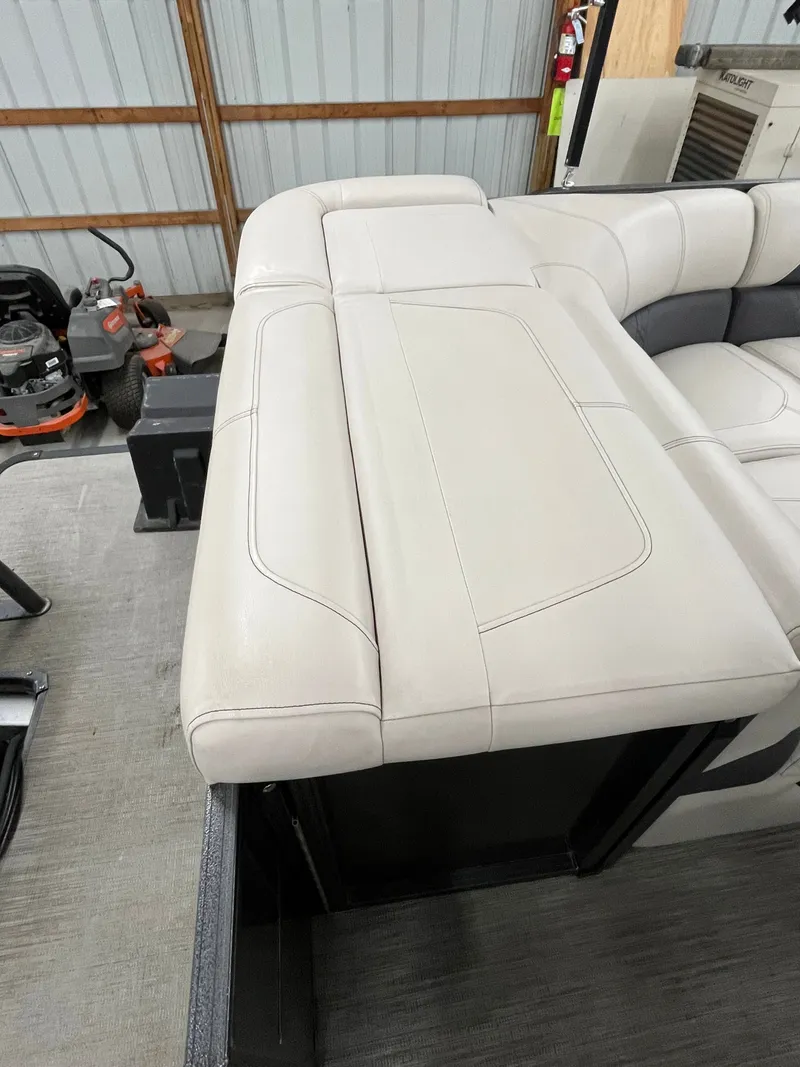 Slide: The Image of Coach Pontoons 230C 2018 - 12