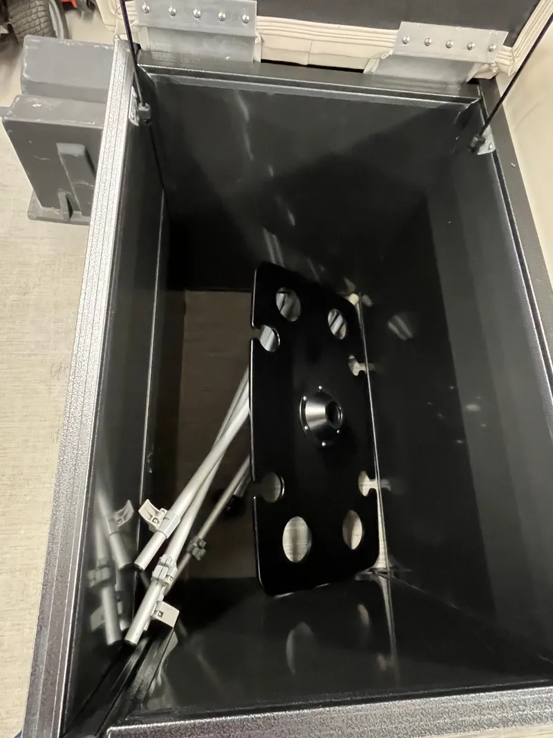 Slide: The Image of Coach Pontoons 230C 2018 - 13