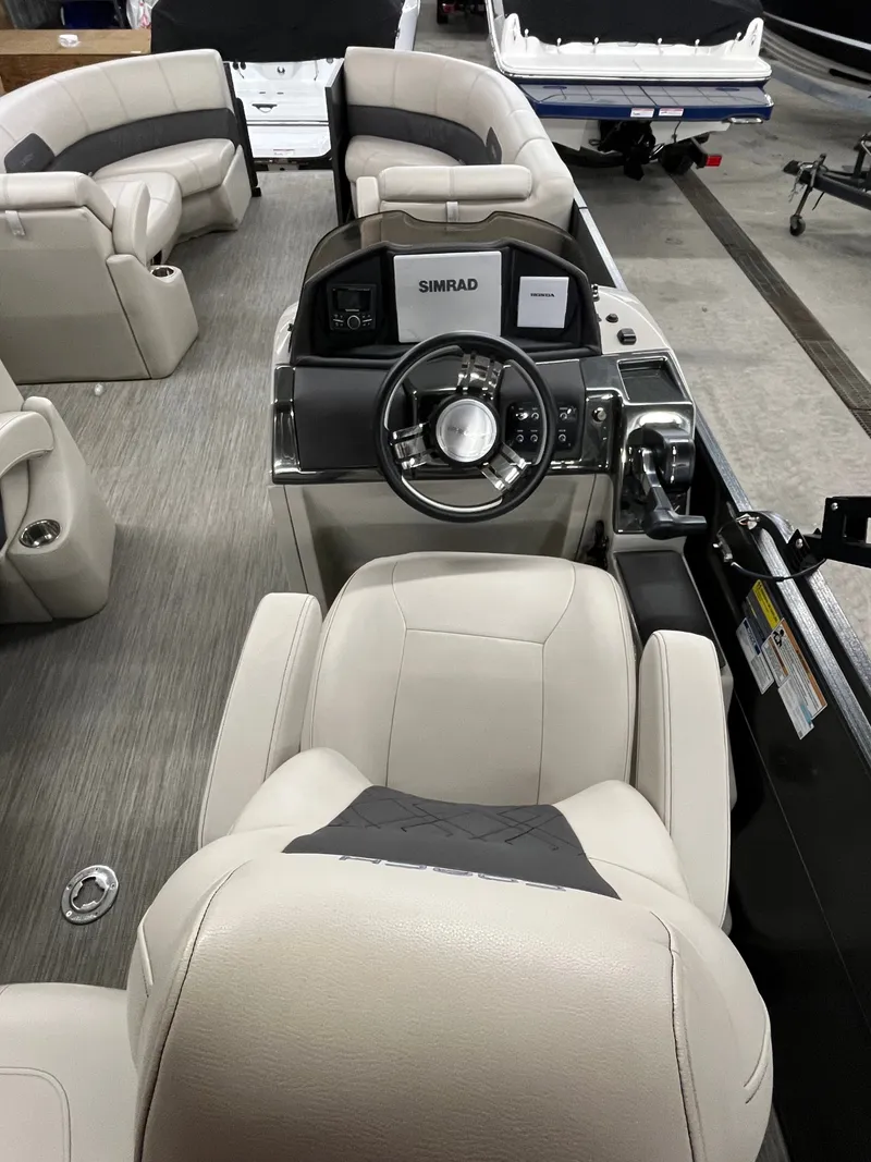 Slide: The Image of Coach Pontoons 230C 2018 - 14