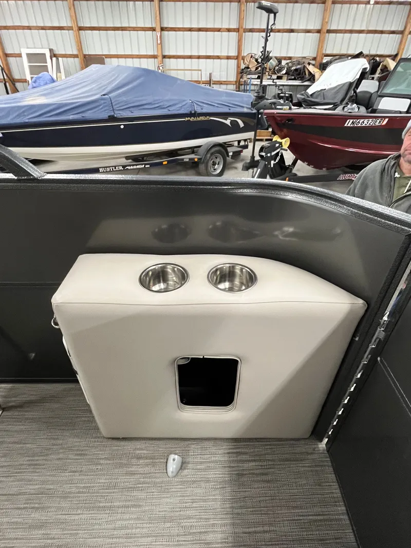 Slide: The Image of Coach Pontoons 230C 2018 - 16