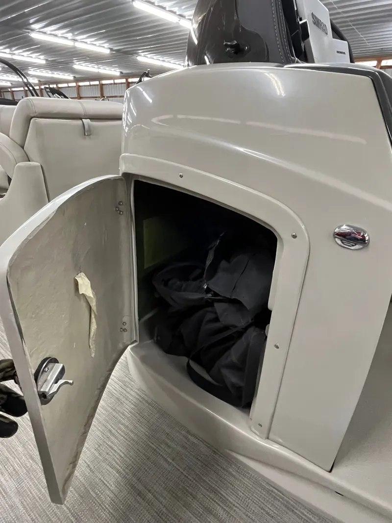 Slide: The Image of Coach Pontoons 230C 2018 - 18