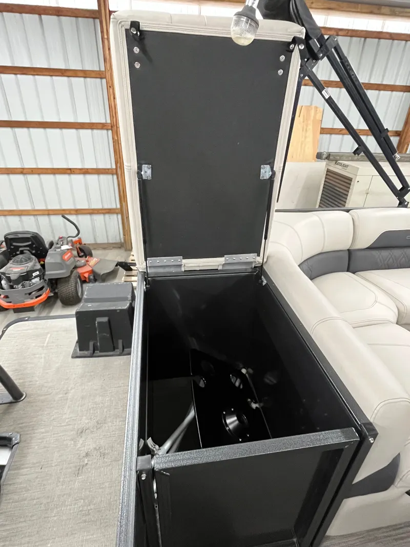 Slide: The Image of Coach Pontoons 230C 2018 - 8